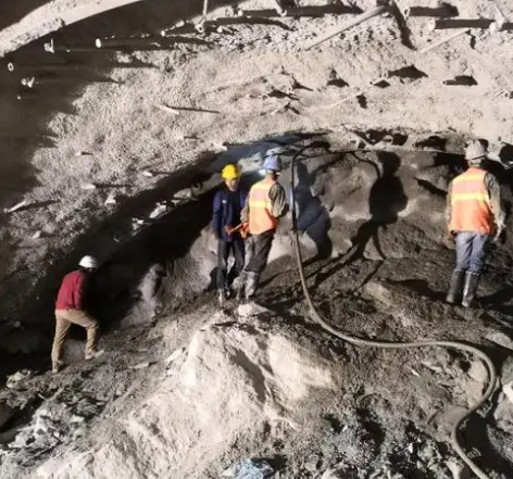 阜沙镇隧道拱顶带模注浆料，微膨胀注浆料的特点及施工工艺